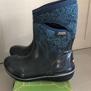 Size 6 Bogs